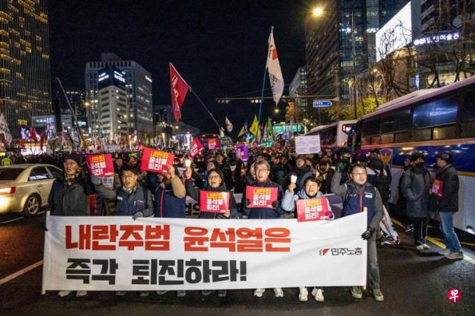 韩国执政党召开党议员会议 通过反对弹劾总统尹锡悦决定