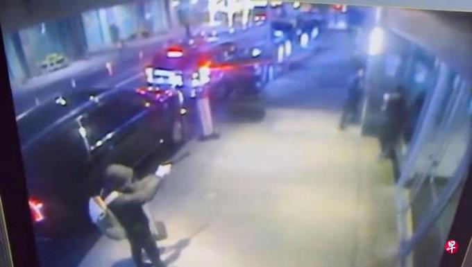 美国医保巨头CEO曼哈顿街头中枪 纽约上演全城大搜捕