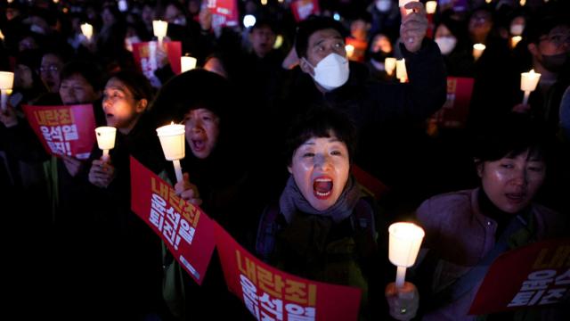 周三晚上,许多民众到国会外要求尹锡悦总统辞职或弹劾他。大规模抗议是韩国经常发生的政治事件。