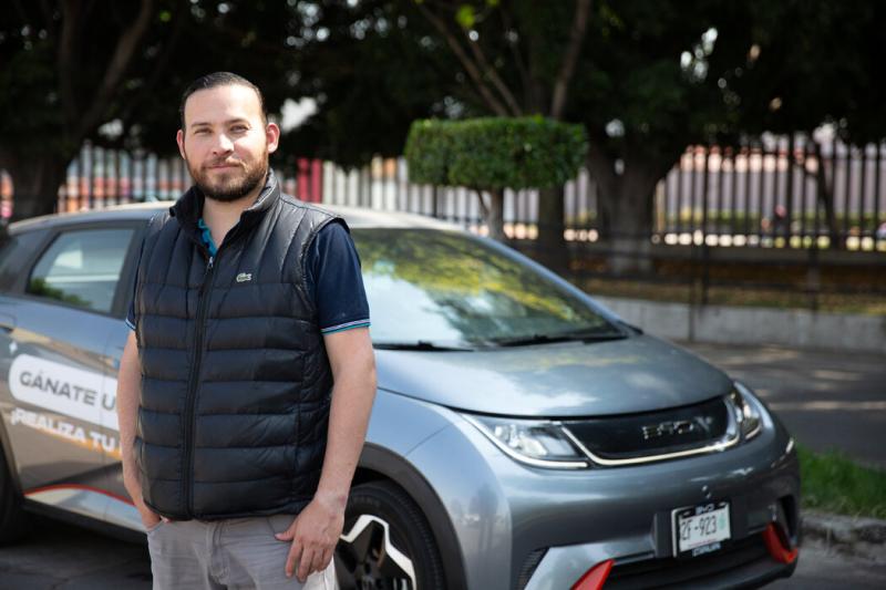 埃斯特班·阿莱格里亚在伊斯塔帕拉帕一家比亚迪经销店工作,他说,中国汽车一运到就能卖掉。他卖得最多的是海豚迷你,这是一款售价1.8万美元的四门电动汽车。