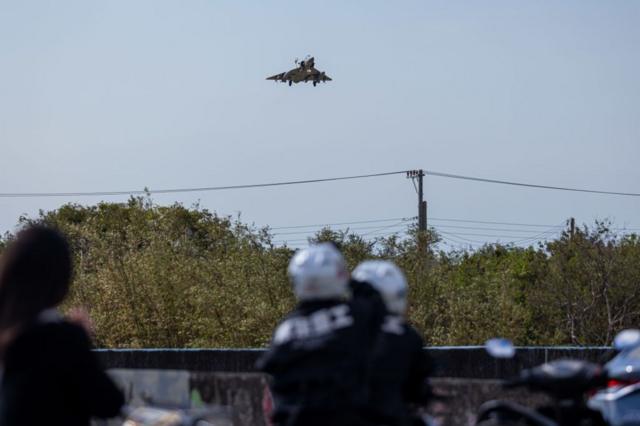 台湾国防部10日记者会说明近日的中国军方行动,同日位于新竹的空军基地,幻象2000战斗机执行训练。