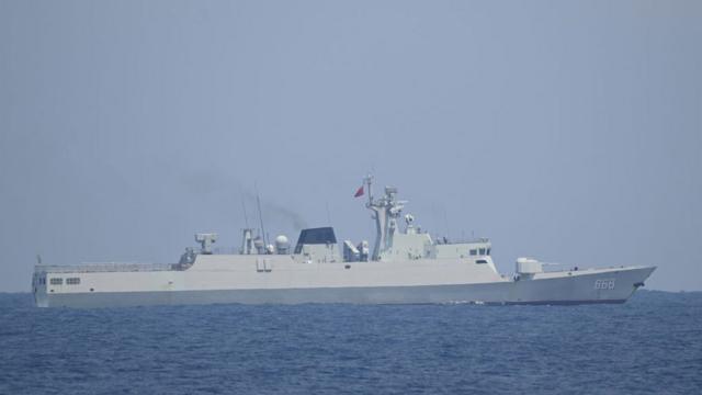 行驶于南海的中国解放军海军舰艇(资料照片)