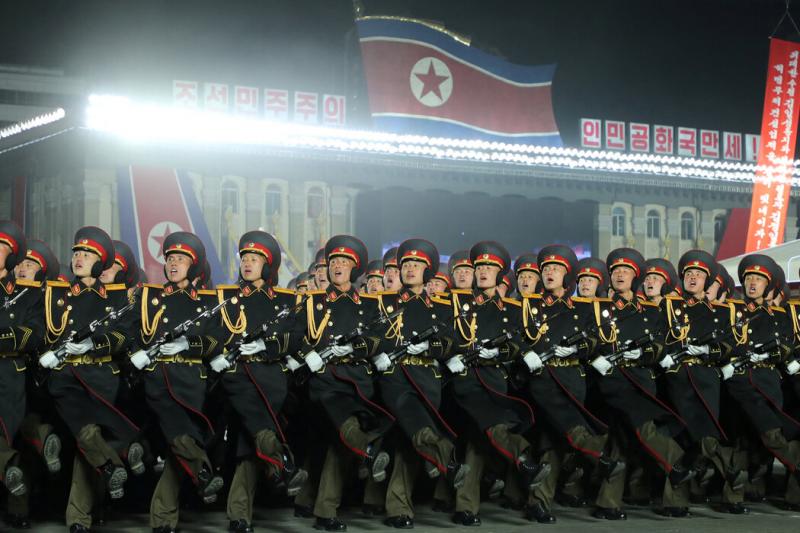 朝鲜官方媒体提供的一张照片显示,去年,参加阅兵式的朝鲜军人。