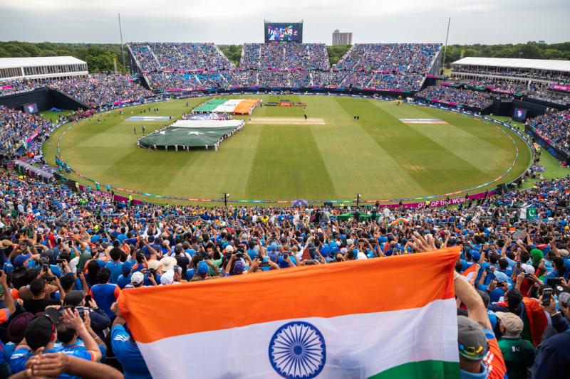 34000多名板球迷挤在纽约州长岛的一个临时体育场内,观看印度和巴基斯坦在2024年板球世界杯上的比赛。两队有望在下一届冠军杯赛上对决,但地点仍在商议中。