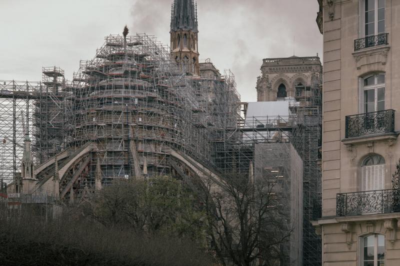 2019年,巴黎圣母院遭受了一场毁灭性火灾,经过五年的重建,巴黎圣母院将再次向游客开放。