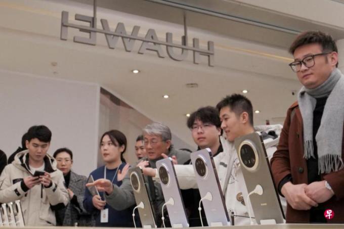 华为手机降价促销 抢夺失去的高端市场