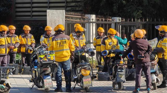 2024年1月14日,中国上海许多美团外卖员正在排队准备。
