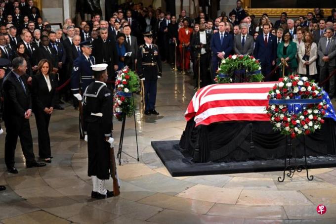 美国前总统卡特灵柩送抵华盛顿 供民众吊唁