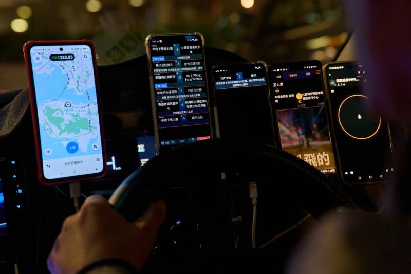 的士司机的仪表盘上通常安装着多部手机,用于打电话、GPS导航,以及查看股票市场信息、或赛马结果。