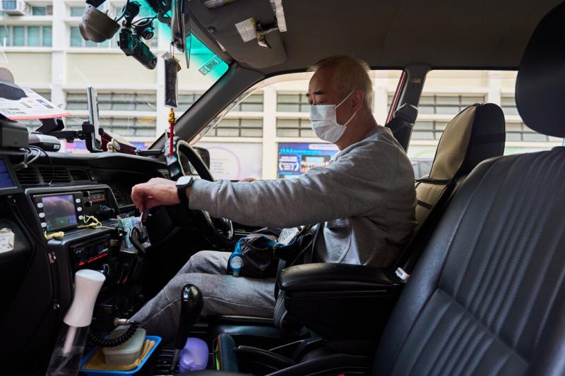 上个月的一个清晨,刘文宏在大角咀区做上班准备。他把时间尽量用在开车上,这样才能每月挣到2万港元。