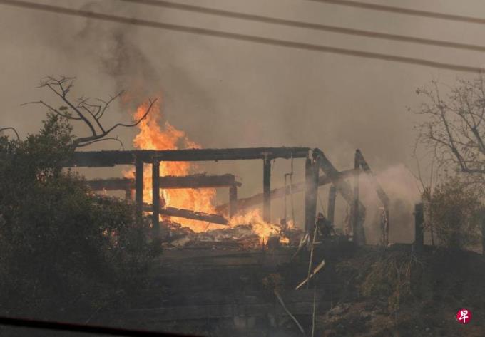 美国洛杉矶大火扩大至新地区 天气可能恶化