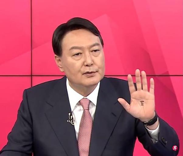 姜贵瑛:尹锡悦迷信巫术——从“王字手掌”到“龙山迁移”的谜团