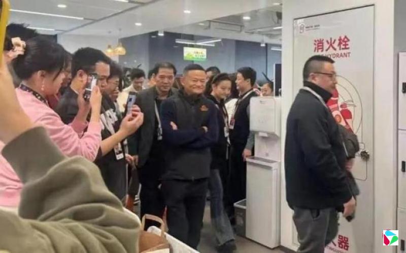 马云现身杭州阿里巴巴园区