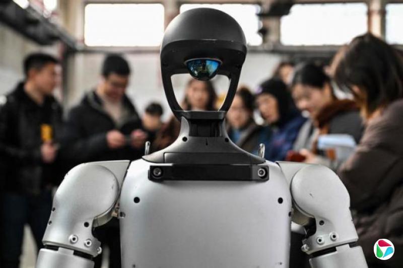 全球开发者先锋大会在沪举行 宇树科技人形机器人遛机器狗