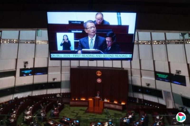 香港全体公务员冻薪 拟裁减一万个职位