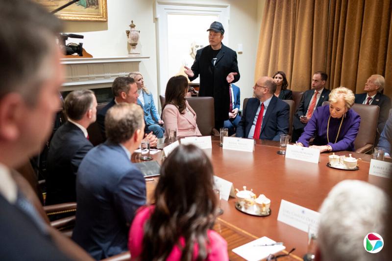 马斯克上周三出席了特朗普总统在白宫召开的首次内阁会议。马斯克已在特朗普核心圈中树立牢固的地位。