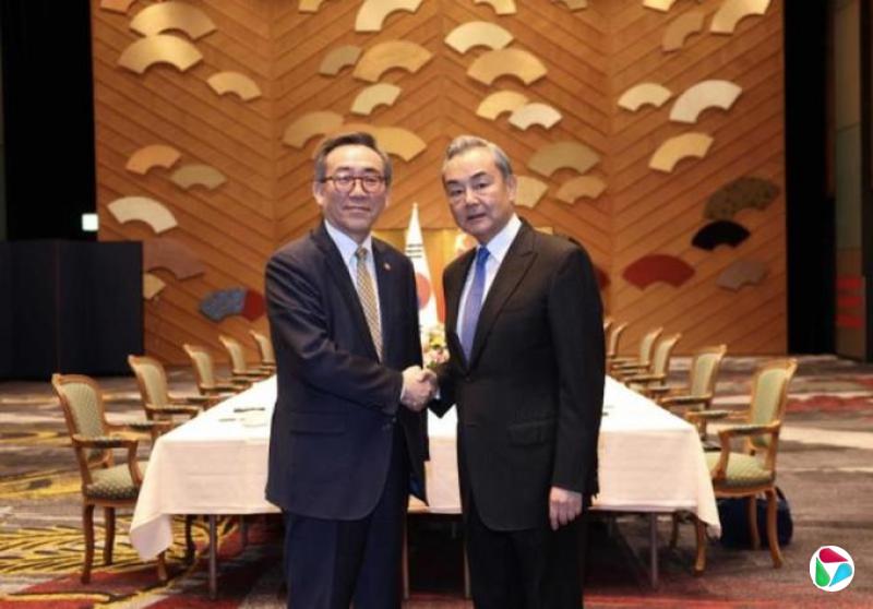 会晤韩外长 王毅:奉行积极友好对华政策