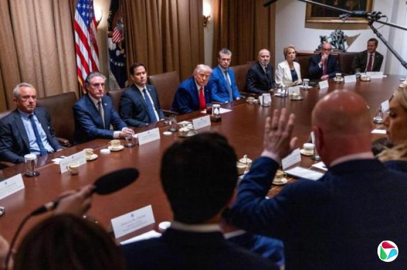 股市反弹一天再下挫 特朗普:关税政策过渡期总有困难