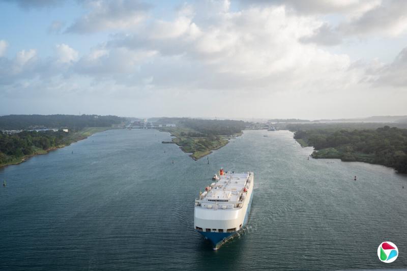 一艘船正通过巴拿马运河。巴拿马总审计长安内尔?弗洛雷斯说他发现了香港企业长江和记实业没有得到港口运营授权的证据。