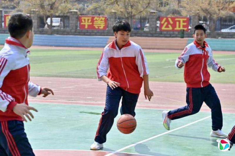 内卷难解 中国学生上班族苦求双休而不得