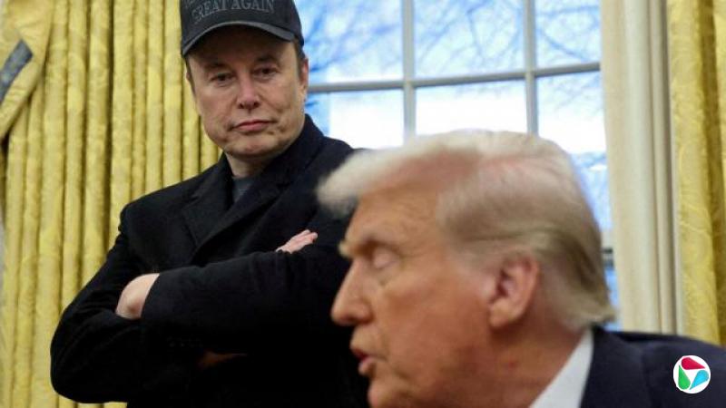 在白宫椭圆形办公室,马斯克站在特朗普身后