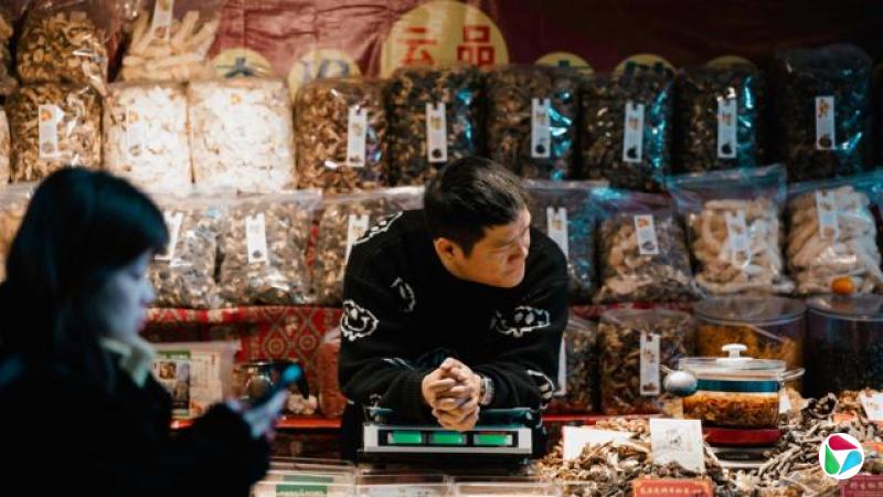 一名男子在中国上海的街头摊位上卖食物