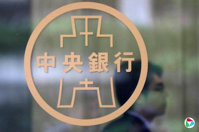 新台币狂升民众抢汇台央行进场调节