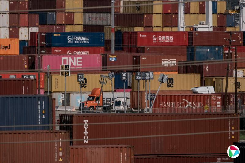 洛杉矶港码头拖运集装箱和其他货物的卡车。如果美中不能在90天内达成协议,关税可能会再次提高。