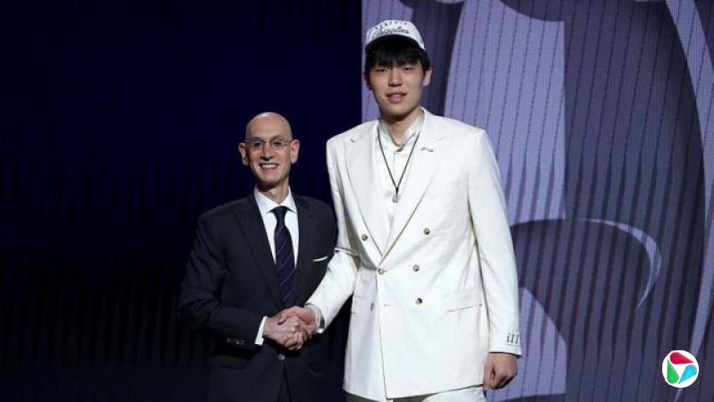 杨瀚森(右)在2025年NBA选秀首轮中以第16顺位被波特兰拓荒者队选中后,于6月25日在纽约布鲁克林的巴克莱中心与NBA总裁萧华(左)握手