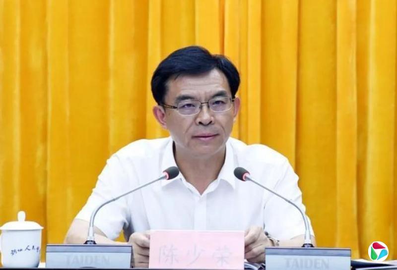 当过县委书记、常务副市长、市长、市委书记,陈少荣私德不修,搞权色交易,漠视群众利益、违规摊派费用