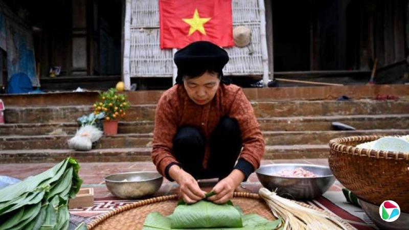 2025123յƬʾϴ죨Nguyen Thi Thuy HongڽеԺӡBanh ChungһִͳԽũ꣨ڣʳŴס̶廨ƳɵӣһֱΪӭӴڼ׼Ķֲ֮һ