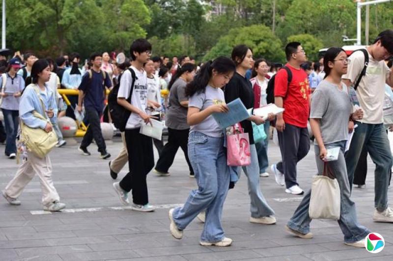 参加高考的学生群体