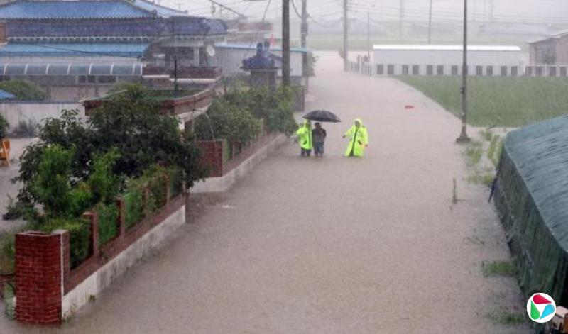 韩国遭遇“百年一遇”暴雨 酿四死逾千人撤离