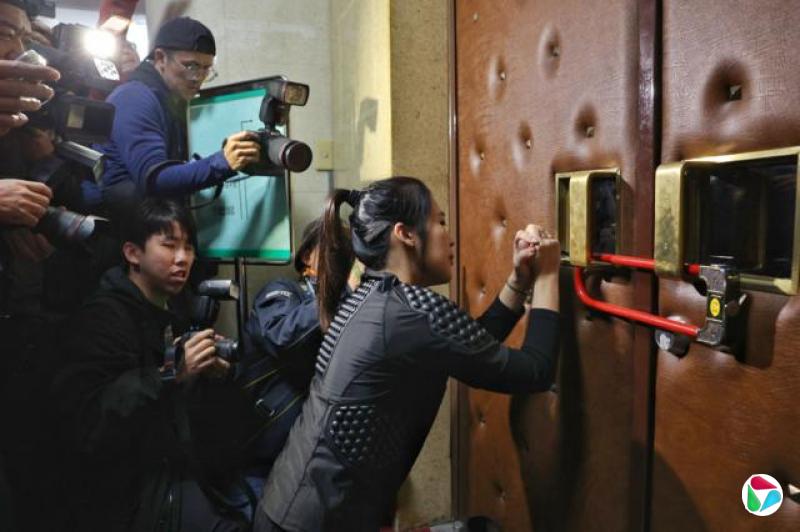 大罢免源于国会“朝小野大”格局。图为2024年12月20日,立法院排审《选罢法》等争议法案前夕,反对修法的民进党立委破坏议场窗户后攻占主席台、封锁大门,国民党立委徐巧芯试图突破封锁。