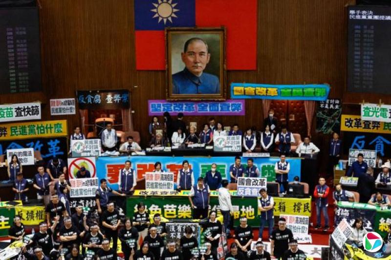 2024年大选后民进党失去国会多数议席,与在野的蓝白阵营多次冲突。若大罢免翻转国会席次版图,民进党有机会重夺立院主导权。