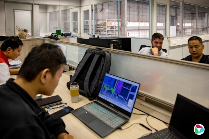 最近,中国和巴西员工正在工厂进行测试和培训。