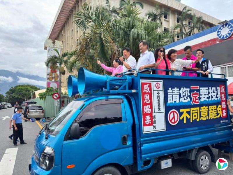 花莲立委傅崐萁在开票后扫街谢票