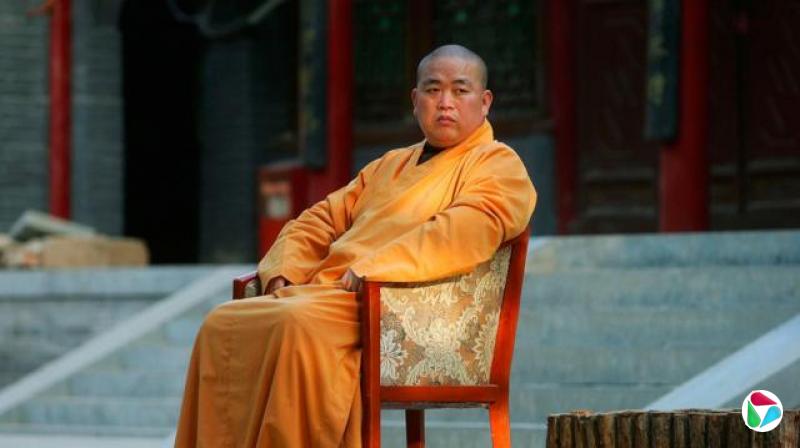 释永信坐在少林寺前