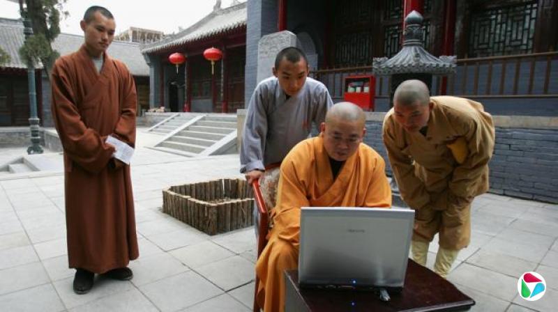 释永信在用电脑上网