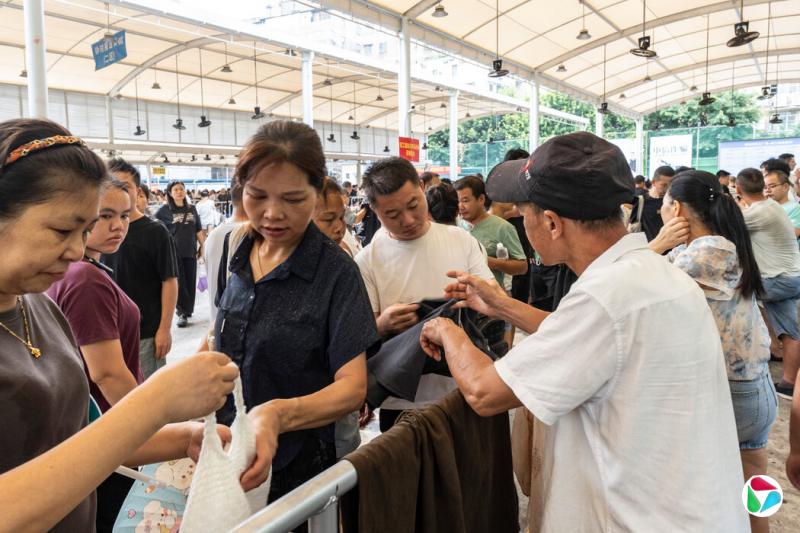 招聘会。除了要求更好的工作条件,广州的一些服装款工人对薪酬的要求也在提高。