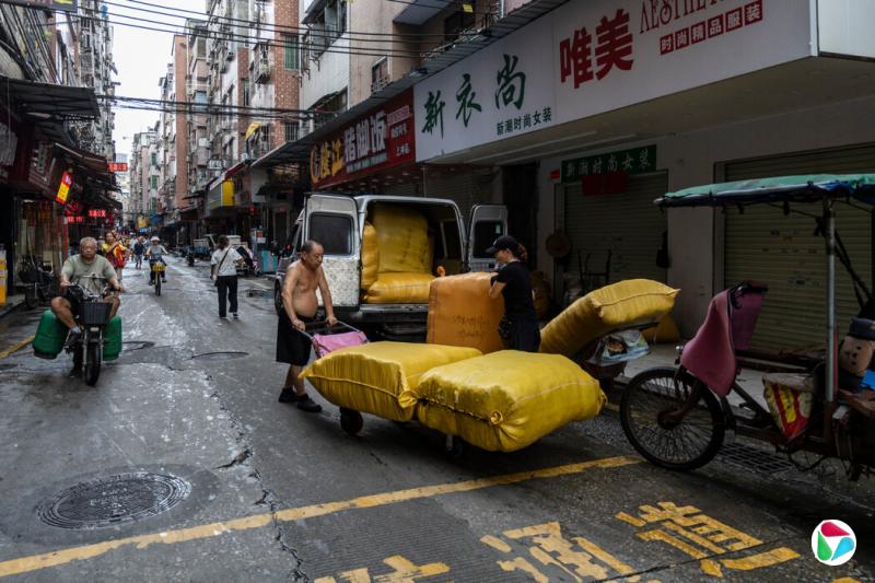 随着美国消费者不再争先恐后地购买希音、Temu等中国电商的商品,广州工厂区的街道也冷清了许多。