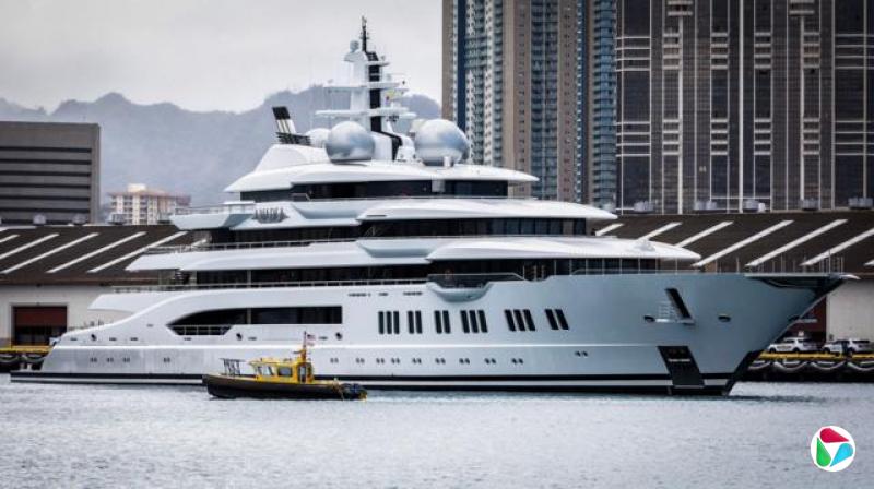 һҾ޴İɫͧͣڸۿڣһСöĻɫֻǰʻ