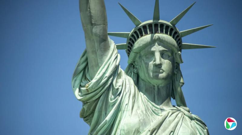 自1886年10月雕像揭幕起,自由女神像便遭到政治光谱两端的批评。