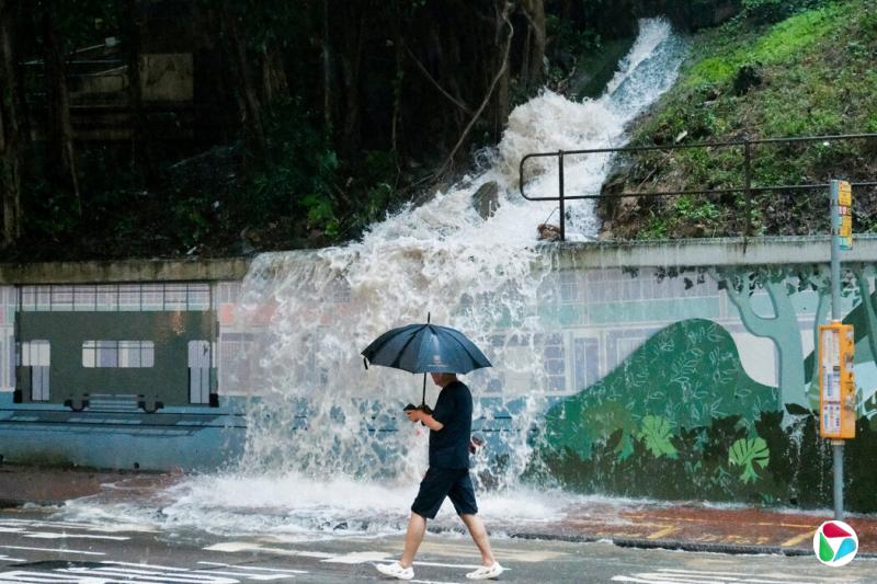 周二,香港鰂鱼涌地区的一条街道被水淹没。连日暴雨引发的洪水导致香港部分地区交通瘫痪。