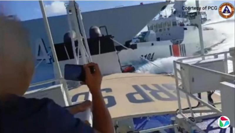 菲律宾称中国军舰发射水炮和追击菲巡逻艇