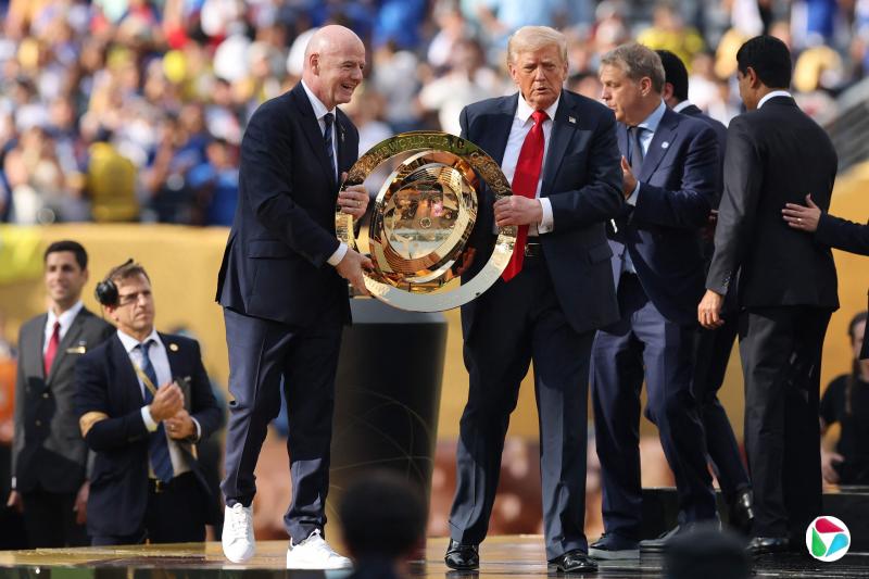 7月13日,在新泽西州大都会人寿体育场,国际足联主席因凡蒂诺和美国总统特朗普一起将沉甸甸的新版世俱杯奖杯拿到颁奖台上。(法新社)