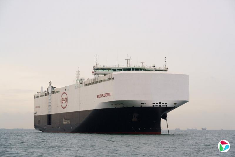 载着5000辆电动汽车的“比亚迪开拓者1号”在前往荷兰途中经停新加坡。