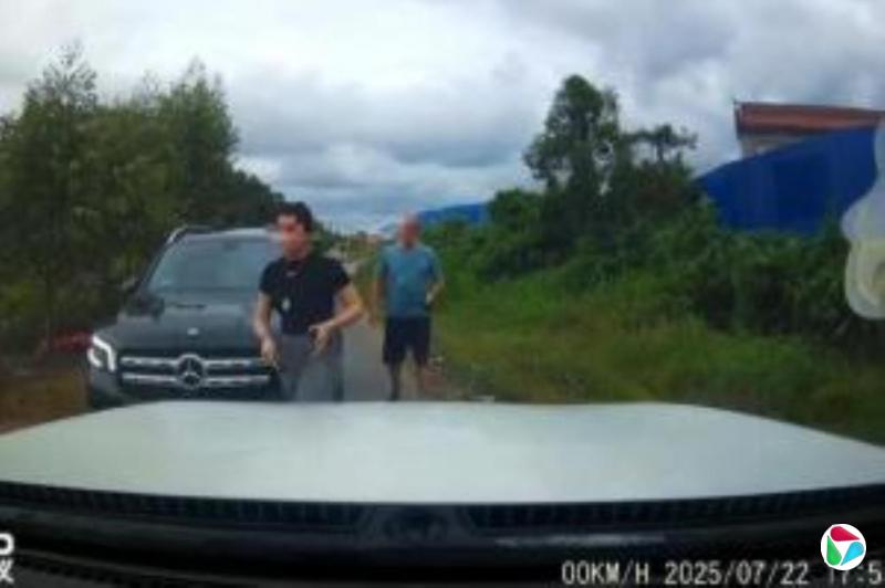 广西女司机亮证逼迫让路事件:多名公职人员被追责问责