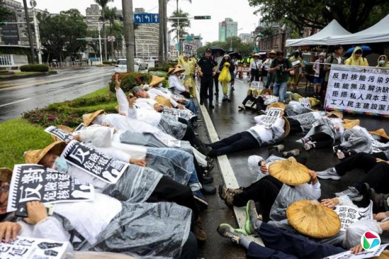 2024年4月27日,有示威者在台北手持“反对危险老旧核电厂延役”的标语牌。