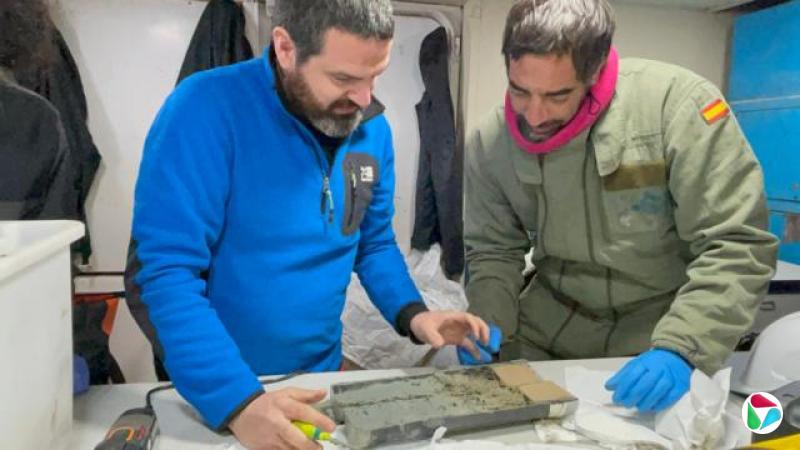 λѧվԣ۲һϼռɫоԲ塣˽ɫͷͺ룻оԱɫץ£ҲоԱɫп˺ɫ